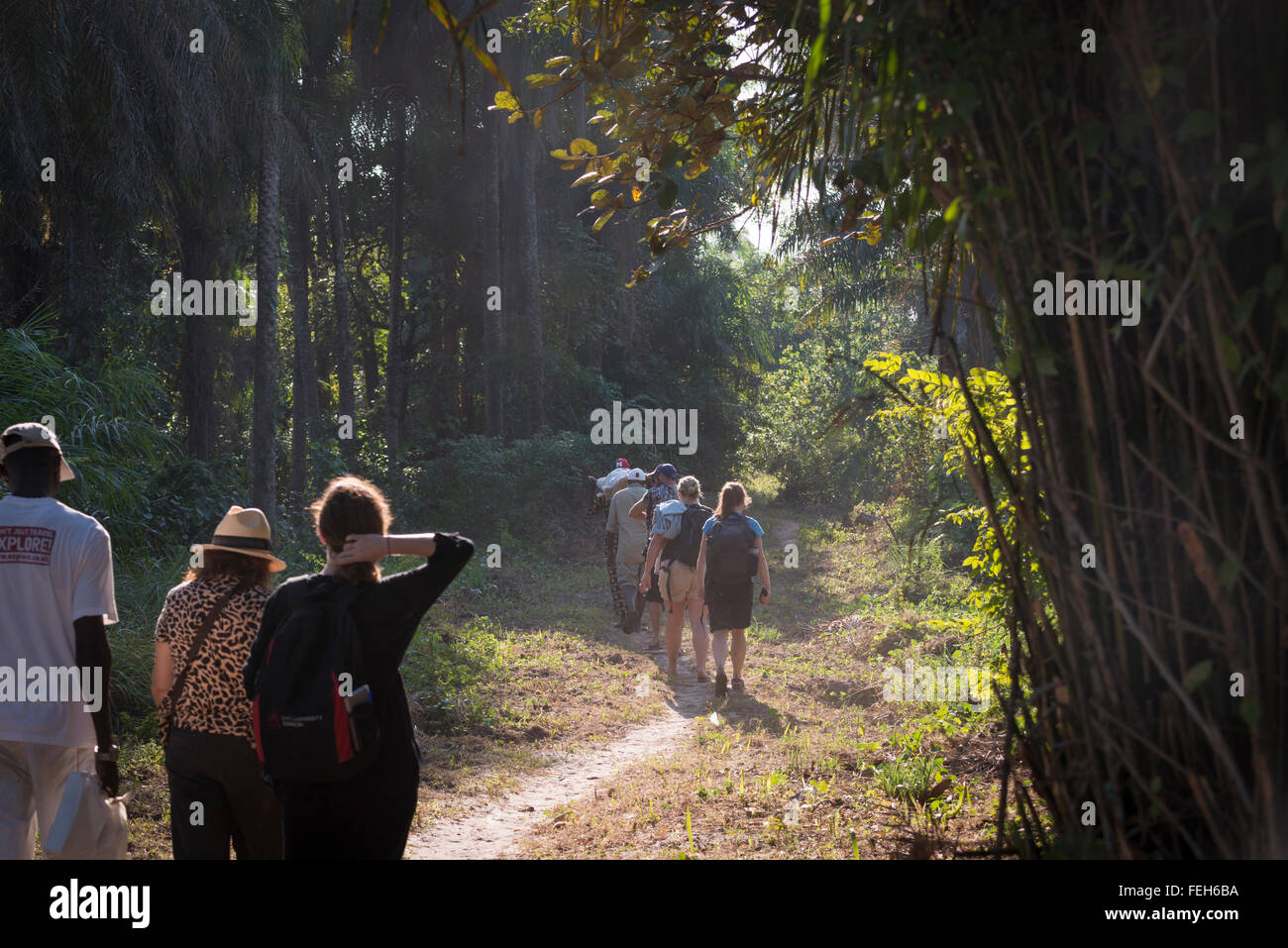 I turisti a piedi lungo un percorso su Onu isole Arcipelago Bijagos, Guinea Bissau Foto Stock
