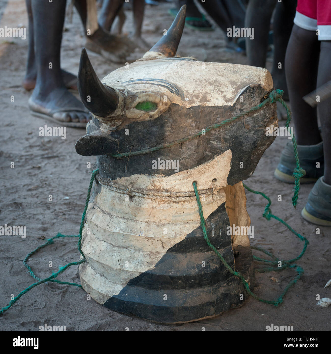 Una mucca in legno maschera utilizzata nel vaca bruto cerimonia di iniziazione, Agande villaggio sull'Onu isola arcipelago Bijagos Guinea Bissau Foto Stock