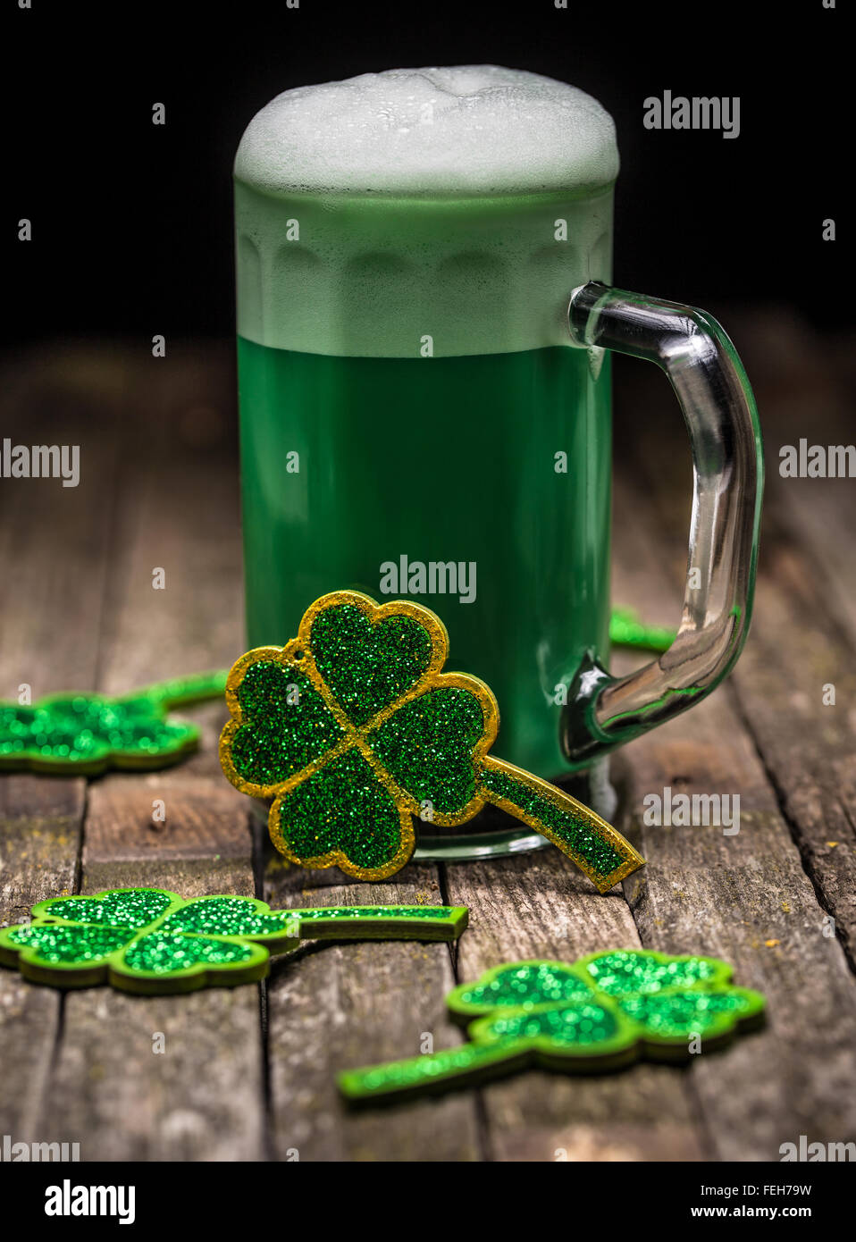 Festa di San Patrizio concetto, verde shamrock e bicchiere di birra Foto Stock