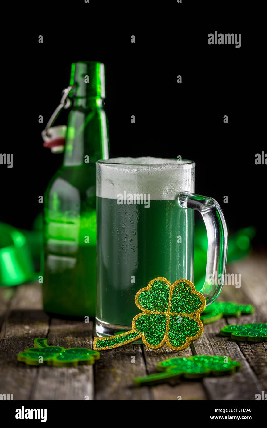 Il verde di birra in una tazza per il giorno di San Patrizio celebrazione Foto Stock