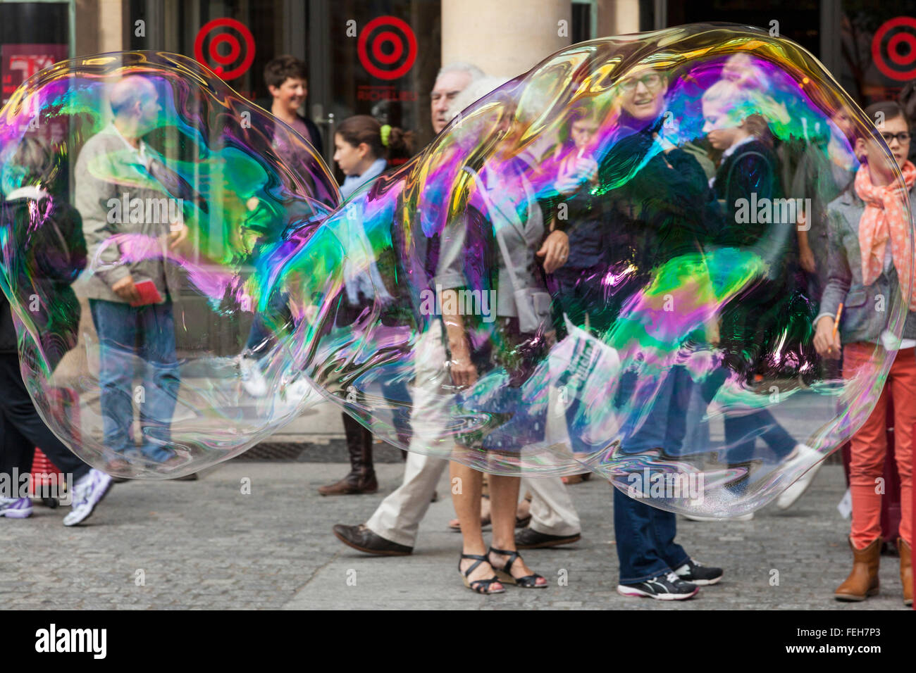 Bolla di sapone gigante a Parigi, Francia Foto Stock