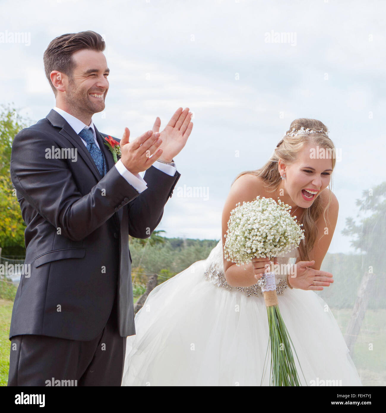 Felice sposa e lo sposo alla cerimonia di matrimonio o di ricezione. Foto Stock