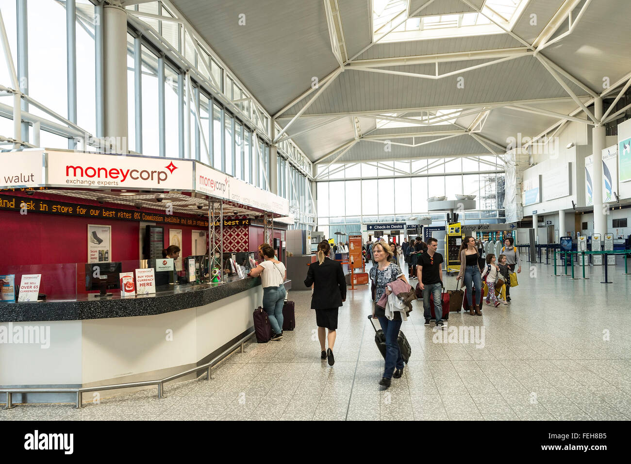 Persone in atrio partenze, l'aeroporto di Bristol, Regno Unito Foto Stock