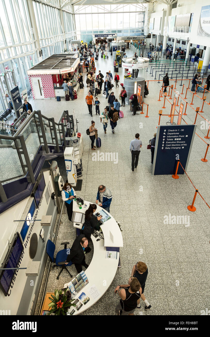 Banco informazioni e atrio partenze presso l'aeroporto di Bristol, Regno Unito Foto Stock