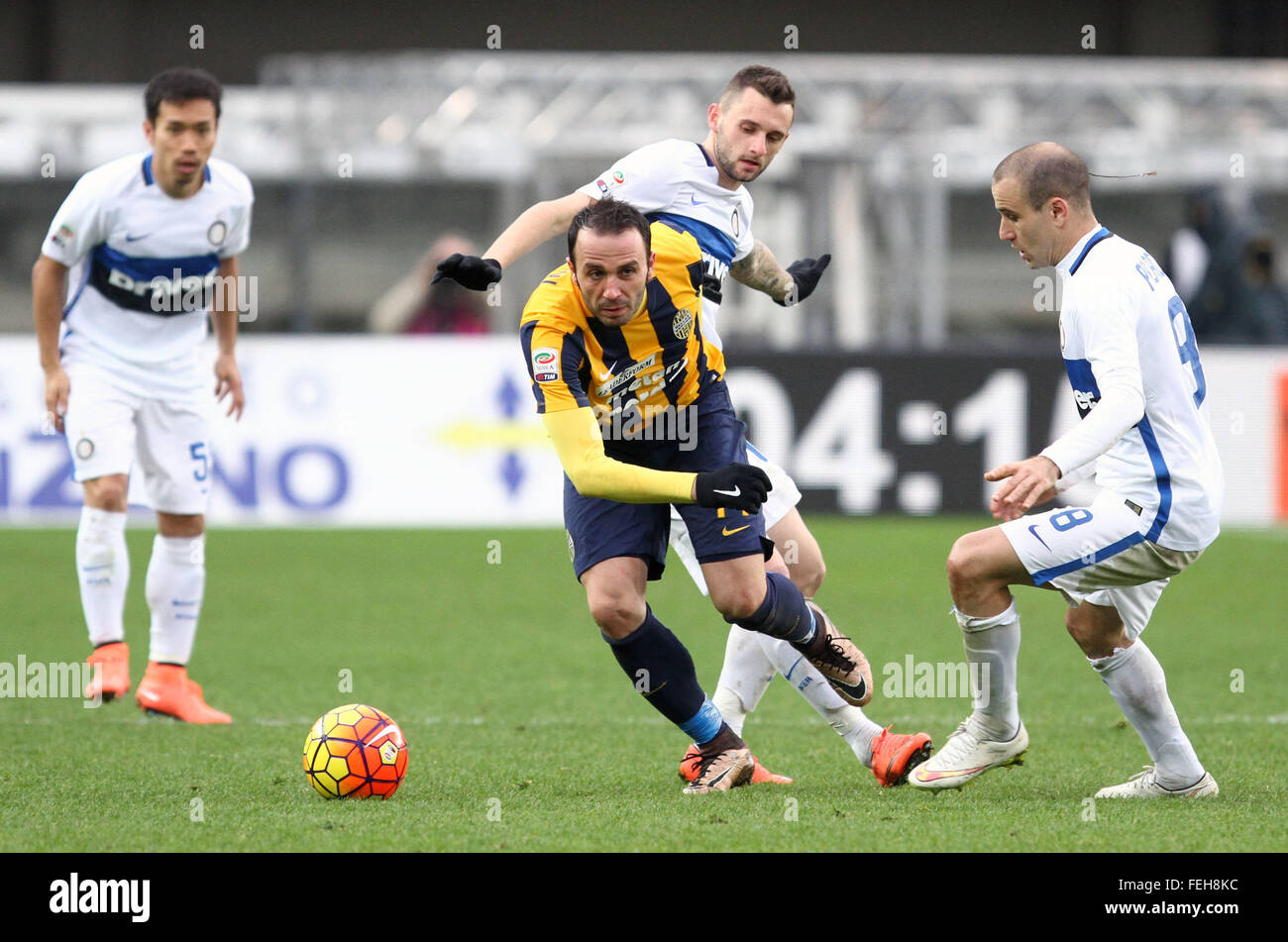 Hellas Verona di avanti Giampaolo Pazzini combatte per la palla con Inter  Milan di avanti Rodrigo Palacio (R) durante il campionato italiano di una partita  di calcio tra Hellas Verona FC v