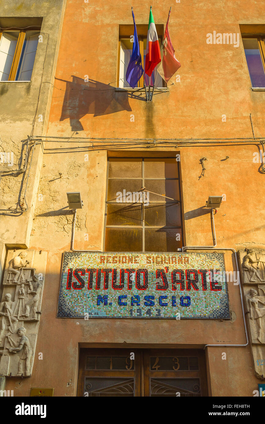Italia Città colore, vista di un mosaico variegato segno sopra l ingresso  all istituto d arte di Enna illuminato dagli ultimi raggi del tramonto,  Sicilia Foto stock - Alamy