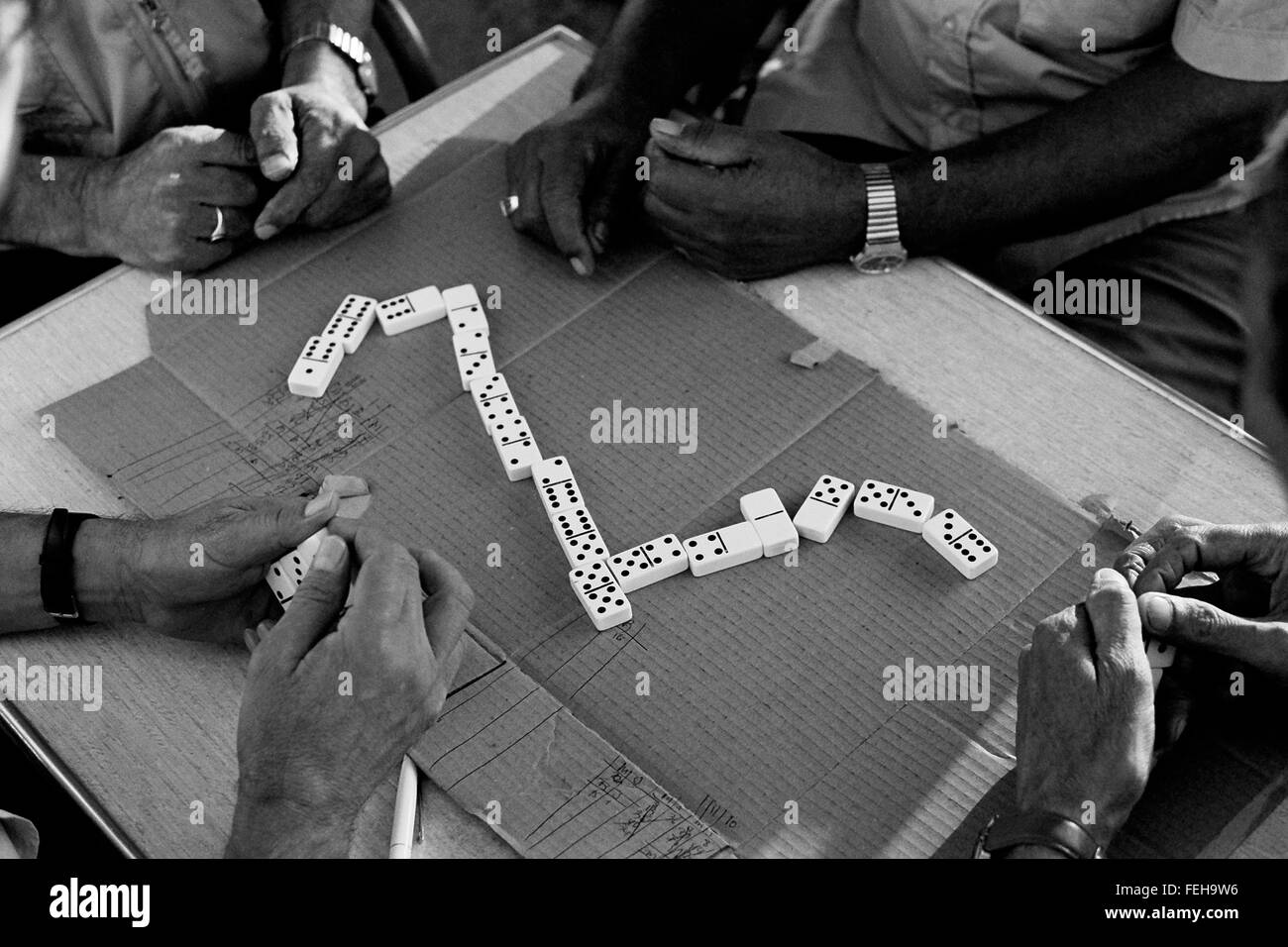 AJAXNETPHOTO. CANNES, Francia. - GAME OVER - Un gioco di domino IN CORSO IN UN PARCO vicino alla Croisette. Foto:JONATHAN EASTLAND/AJAX REF:CD74 31709 12 Foto Stock