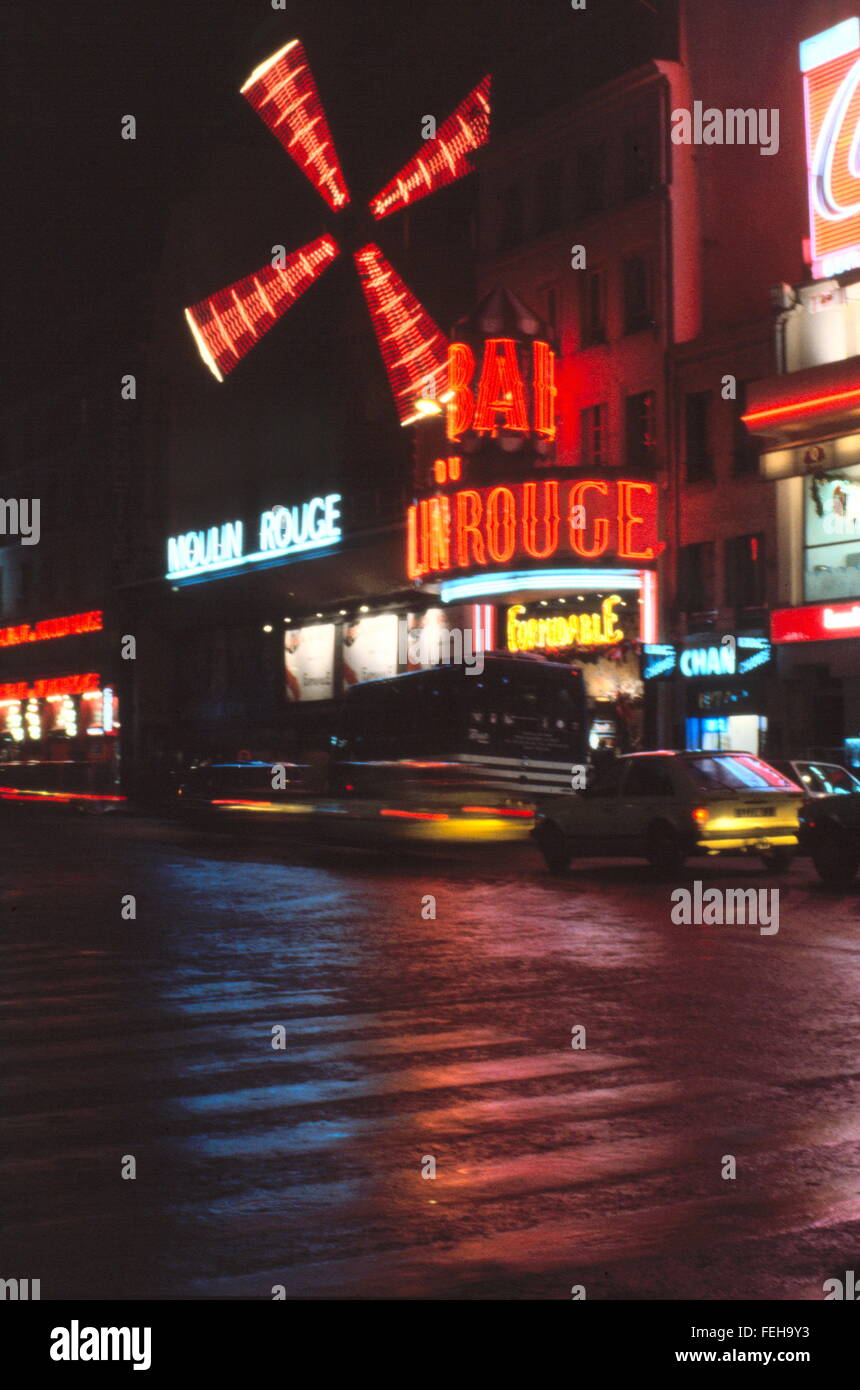 AJAXNETPHOTO. Parigi, Francia. - Famoso MOULIN ROUGE Music Hall di notte. Foto:JONATHAN EASTLAND/AJAX REF:940685 Foto Stock