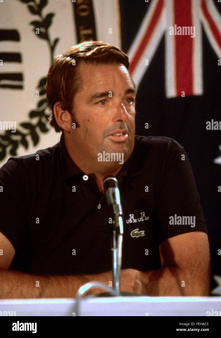 AJAX NEWS FOTO - 1983 - COPPA AMERICA - AMERICAN DEFENDER SKIPPER Dennis Conner nel corso di una conferenza stampa a Newport, Rhode Island. Foto:ADRIAN MORGAN/AJAX REF:1983 36 Foto Stock