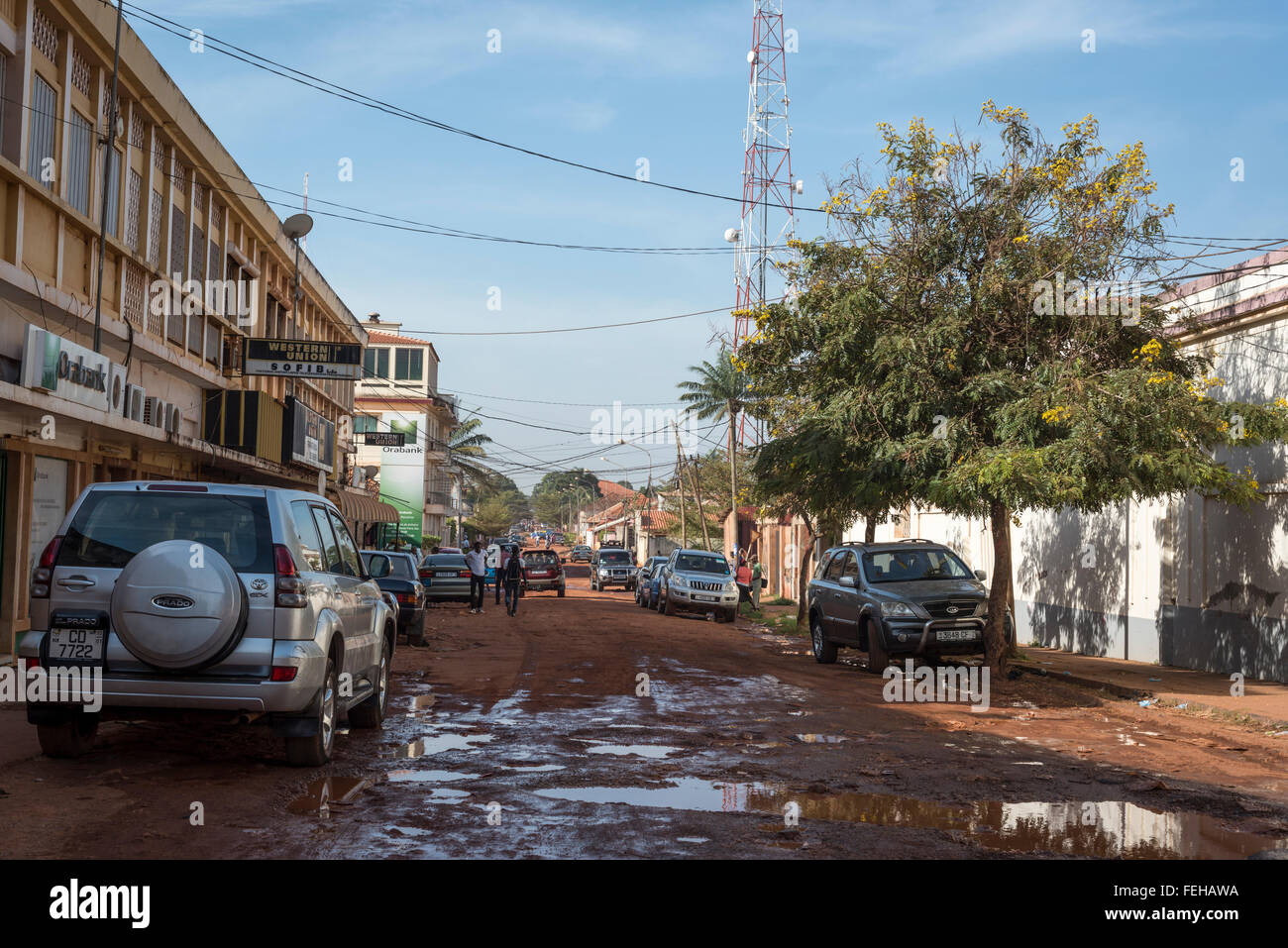 Una strada sterrata in Guinea Bissau la città capitale di Bissau Foto Stock
