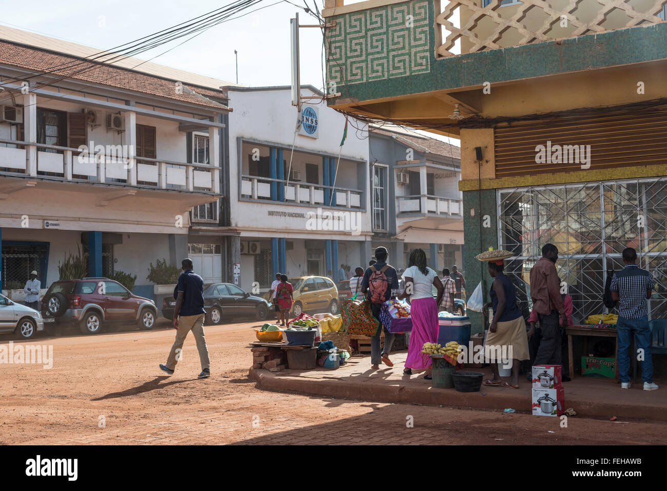 Una strada con gli operatori di mercato in Guinea Bissau la città capitale di Bissau Foto Stock
