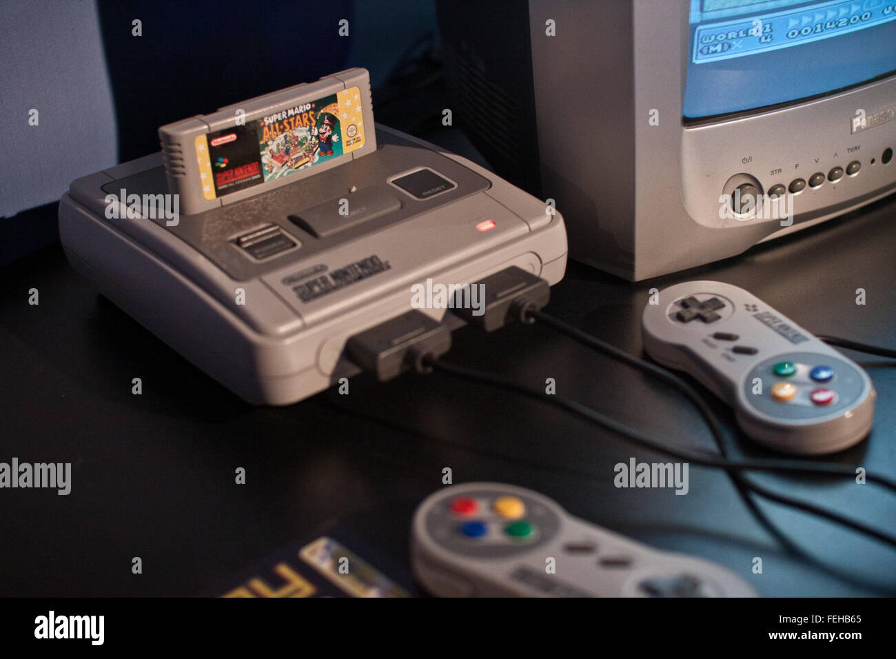 Super Nintendo console sul display all'Eurogamer Expo Foto stock - Alamy