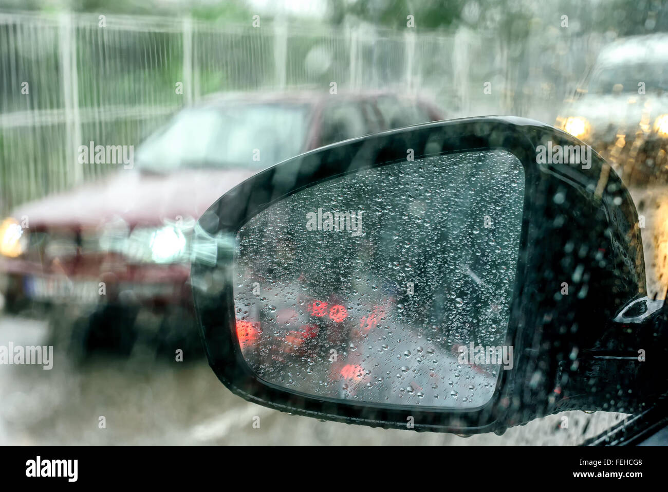 Vista dalla vettura in vetro a specchio auto sul giorno di pioggia Foto Stock