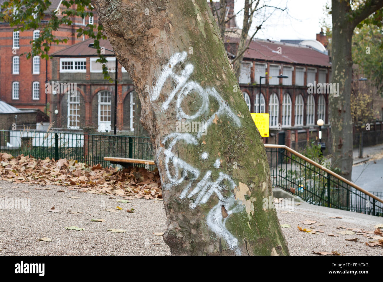 " Hot Girl' spray-dipinta su albero in Shoreditch, a est di Londra. Foto Stock