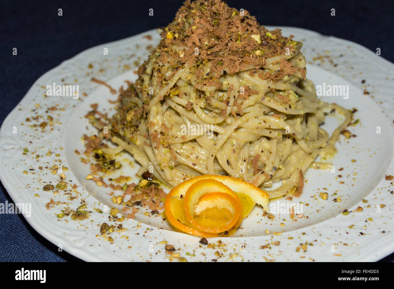 Piatto di Linguine con frutti di mare e pistacchi. Cucina tipica siciliana, la tradizione della dieta mediterranea. Foto Stock