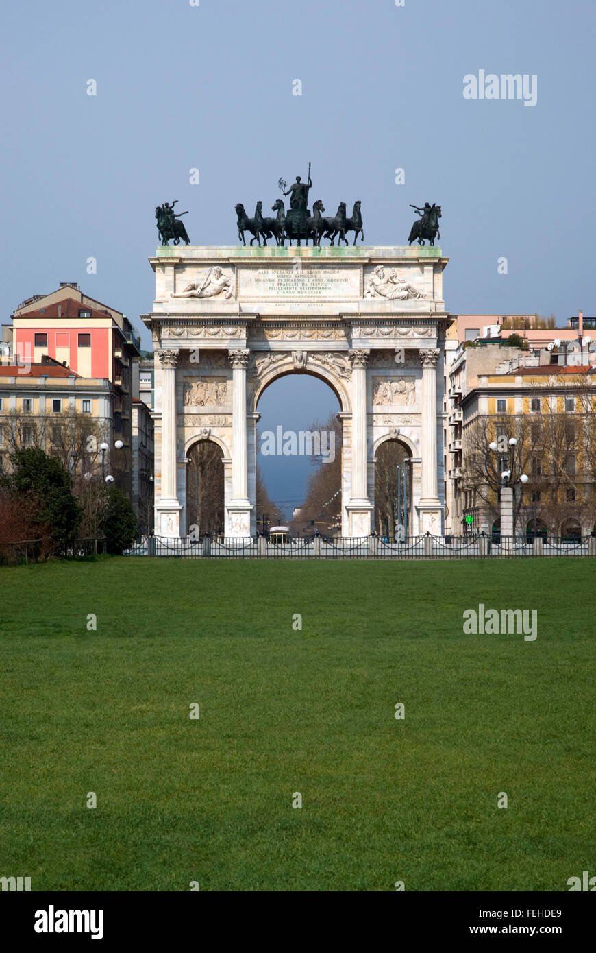 Arco trionfale chiamato Arco della Pace, del XIX secolo in Milano, Italia Foto Stock