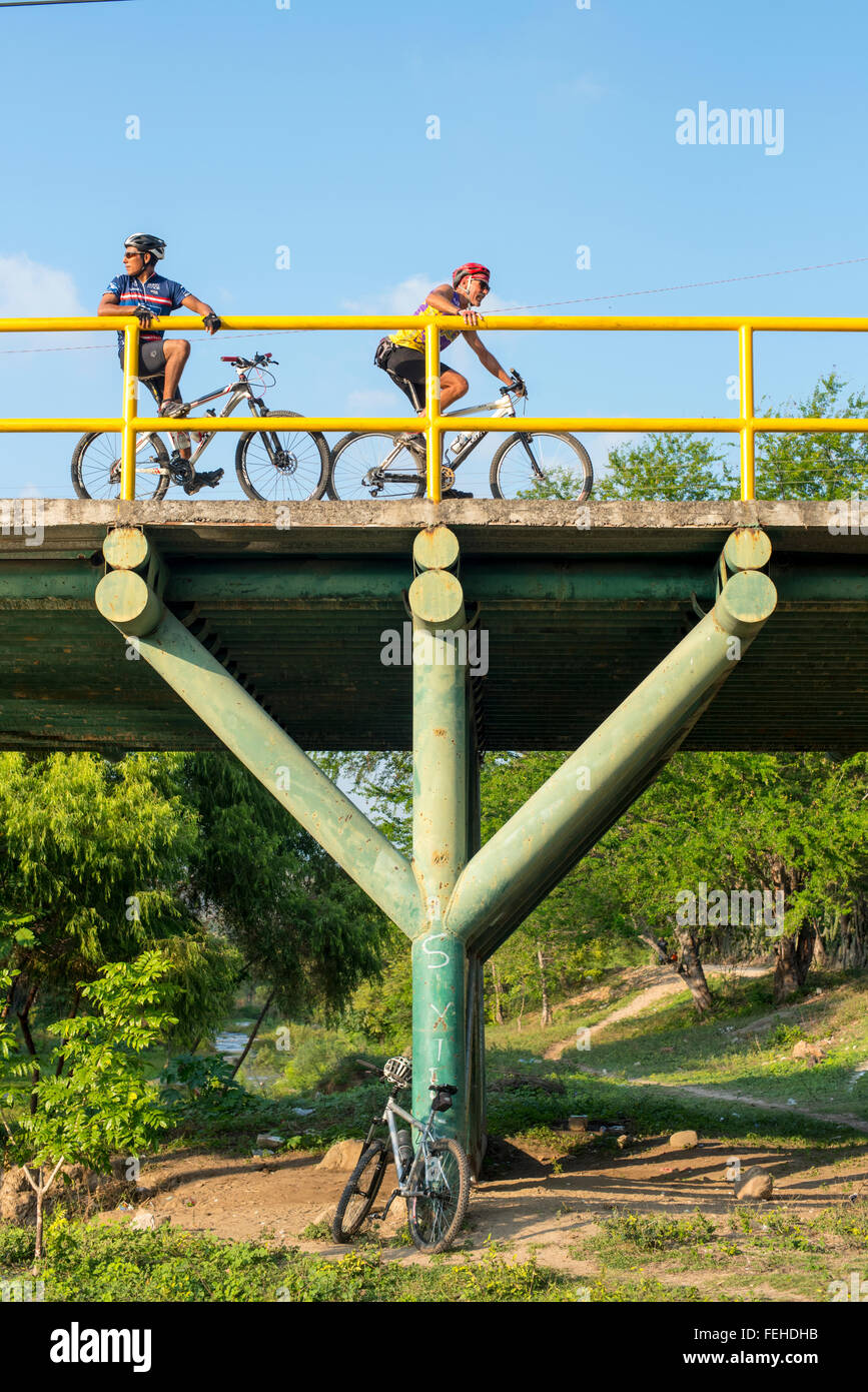 Ciclisti sul ponte Foto Stock