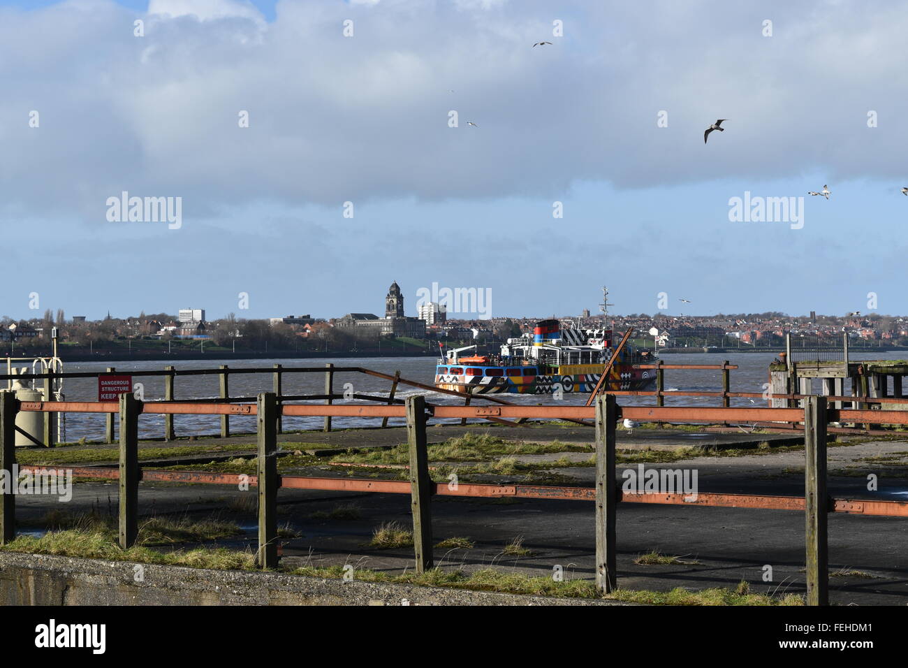 Liverpool waterfront con Mersey Ferry guardando verso Wallasey. Wallasey a cupola Municipio nello skyline della citta'. Foto Stock