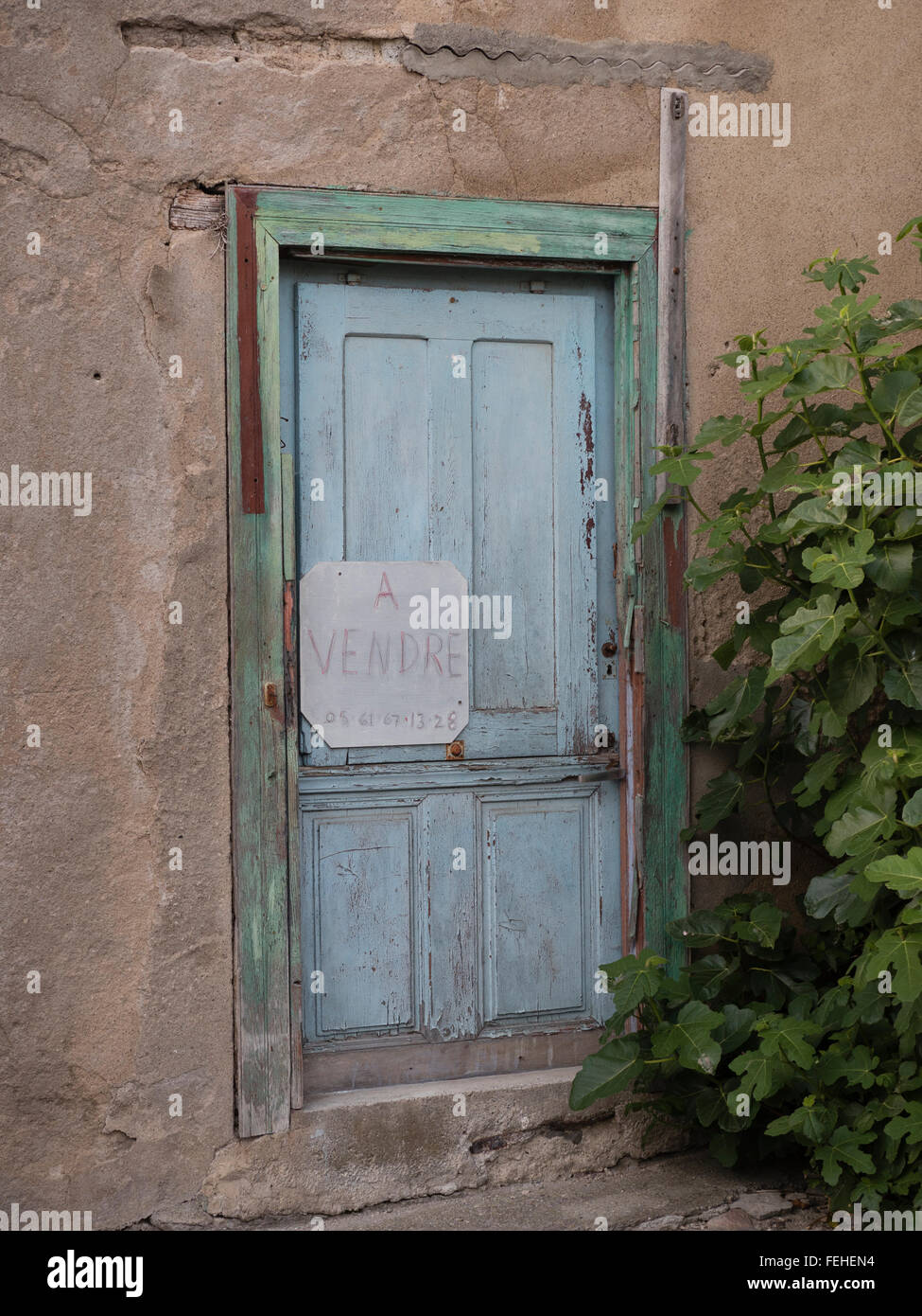 La vecchia porta della casa francese per la vendita nel Languedoc Francia meridionale Foto Stock