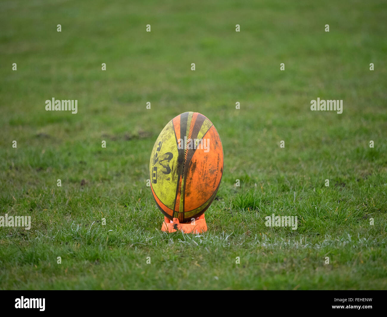 Una palla da rugby posti per free kick in un pallone da rugby tee Foto Stock