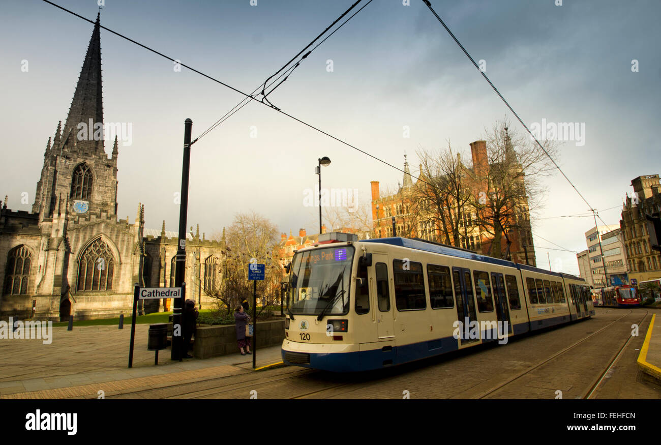 Un Supertram pause durante una fermata del tram fuori Sheffield cattedrale nel centro della città di Sheffield, South Yorkshire, Inghilterra, Regno Unito Foto Stock