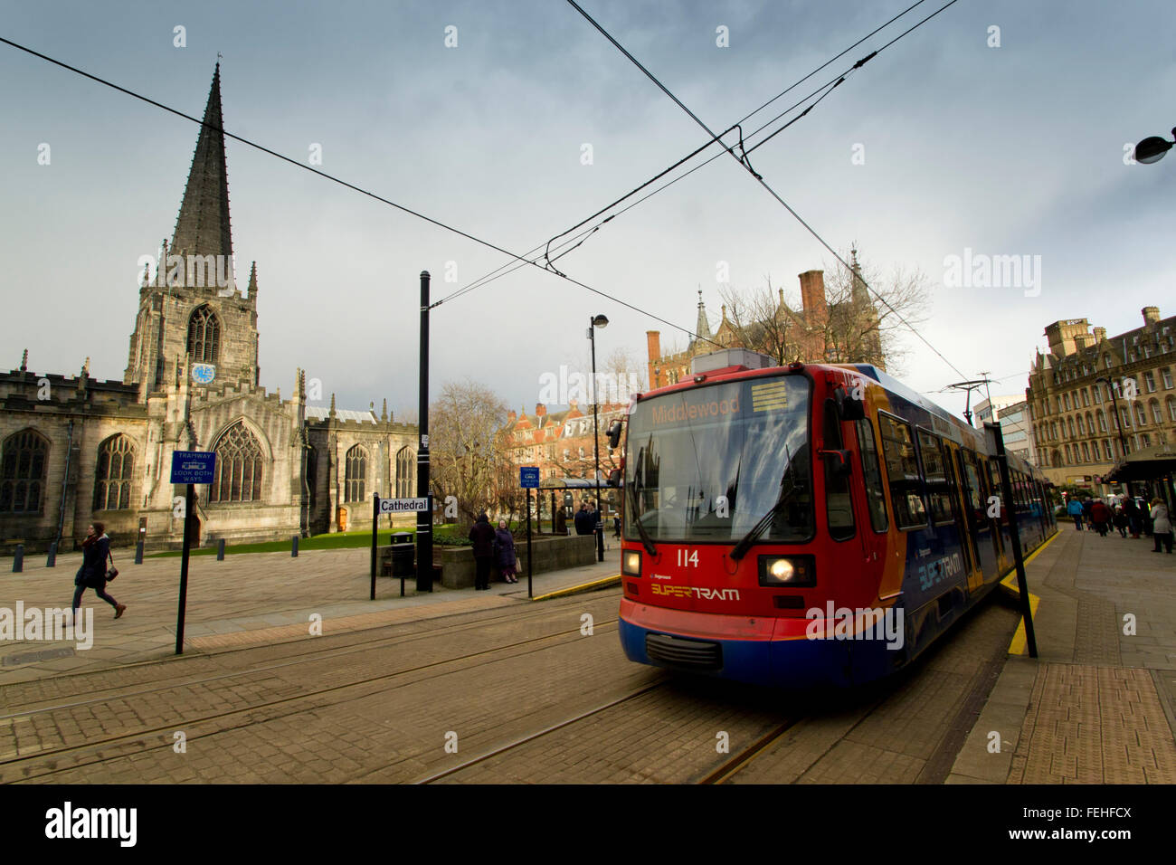 Un Supertram pause presso la cattedrale si fermano appena fuori Sheffield Cathedral (nella foto), Sheffield South Yorkshire England Regno Unito Foto Stock