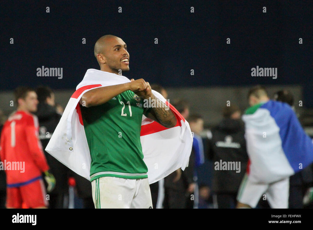 08 ott 2015 - Euro 2016 Qualifier - Gruppo F - Irlanda del Nord 3 Grecia 1. Irlanda del Nord in avanti Josh Magennis celebra la qualificazione per l'Euro 2016 finali. Foto Stock