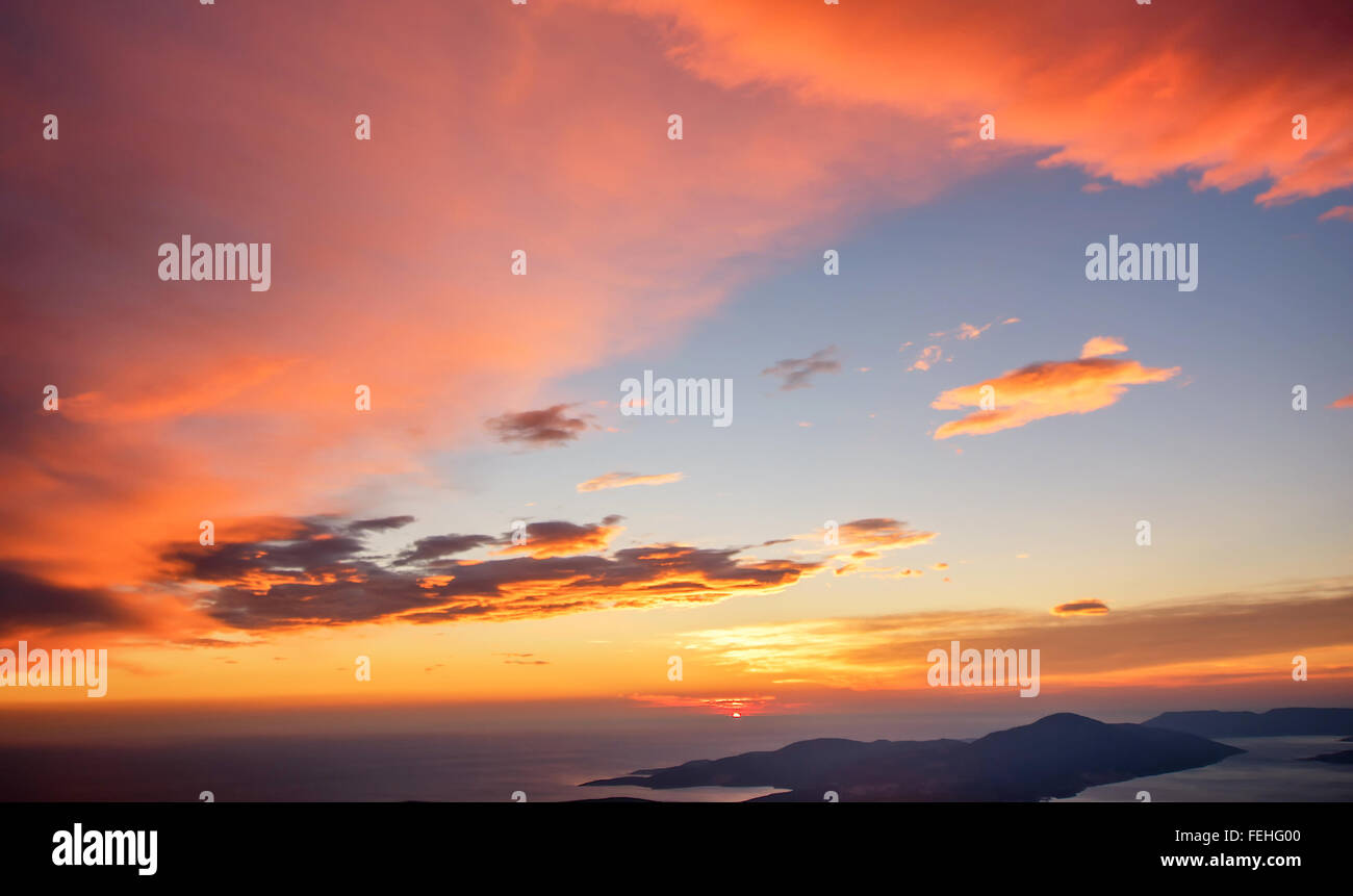 Fiery arancione tramonto Cielo in Montenegro Foto Stock