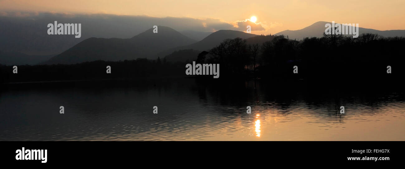 Tramonto sul lago Derwentwater, Keswick, Parco Nazionale del Distretto dei Laghi, Cumbria County, England, Regno Unito Foto Stock