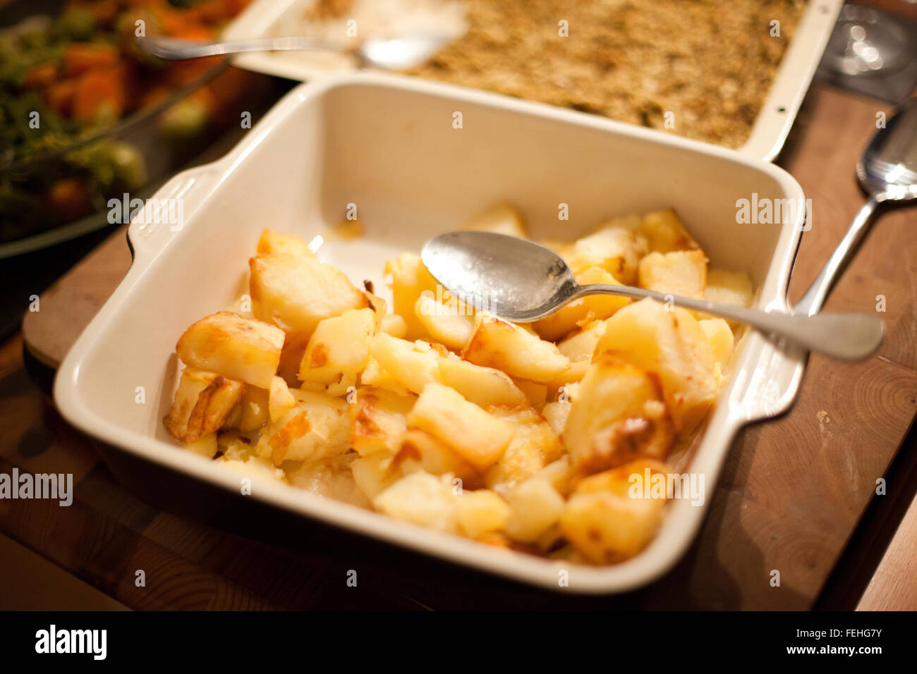 Dettaglio di patate arrosto sul tavolo per la cena. Foto Stock