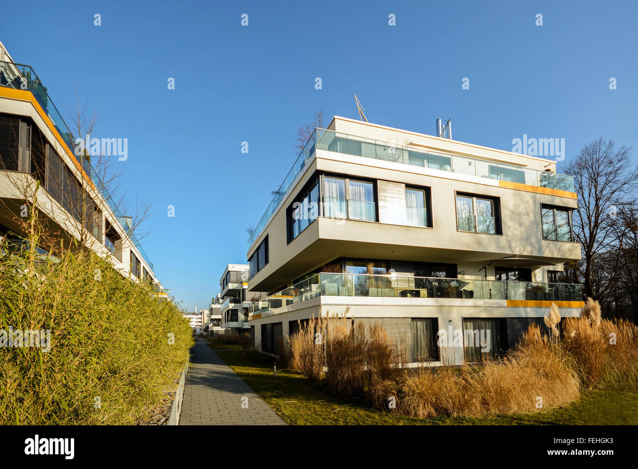 Moderni edifici residenziali con strutture esterne, facciata di nuovo a bassa energia case appartamento Foto Stock
