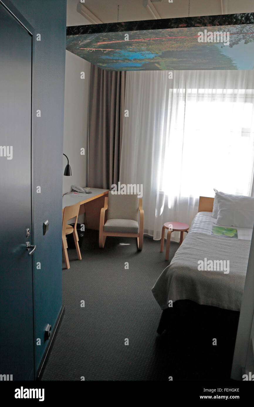 Una piccola stanza di hotel in Hotel Helka a Helsinki in Finlandia (con un dipinto appeso sopra il letto). Foto Stock