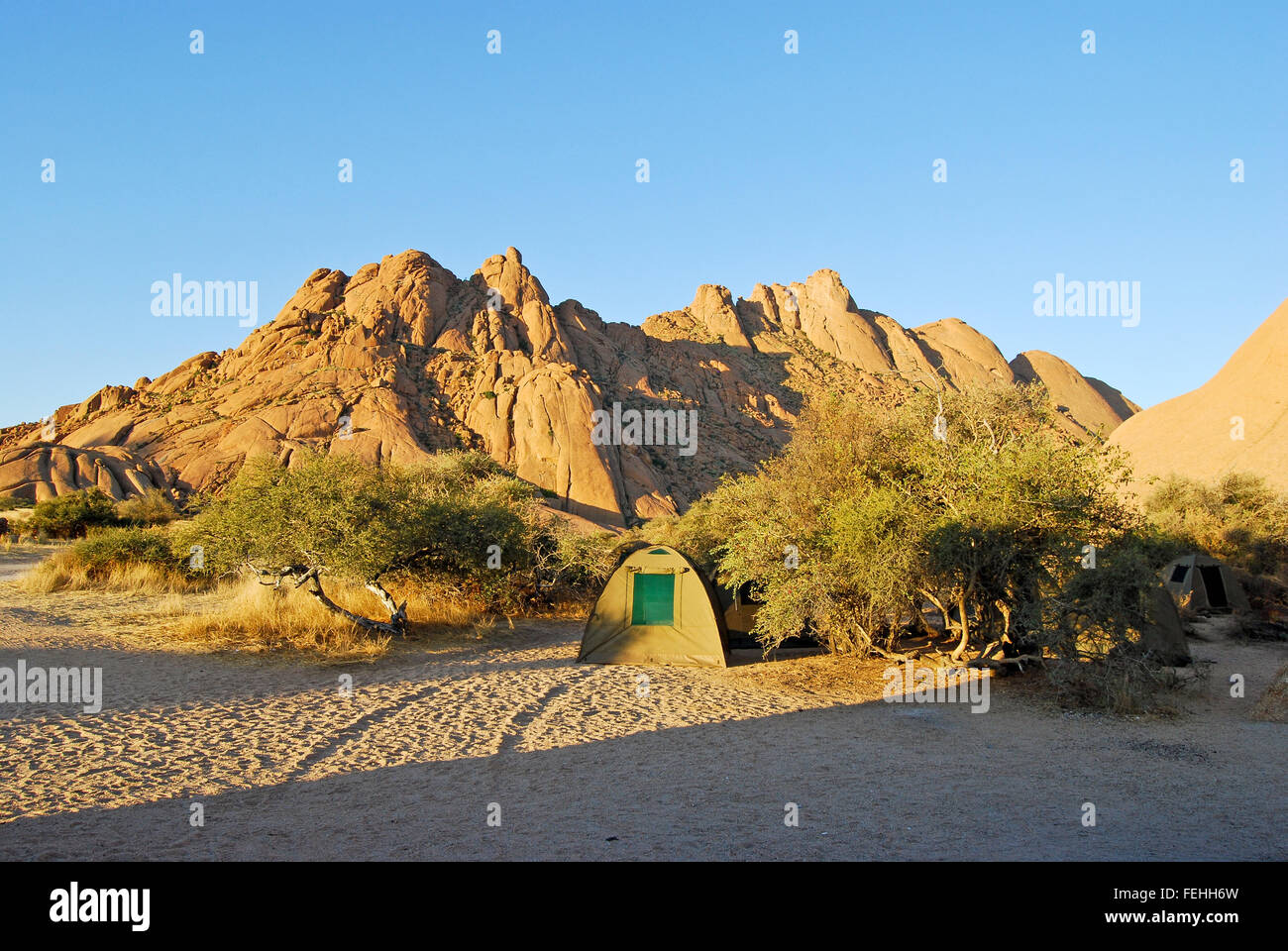 Campeggio a Spitzkoppe nel deserto del Namib della Namibia in Africa Foto Stock