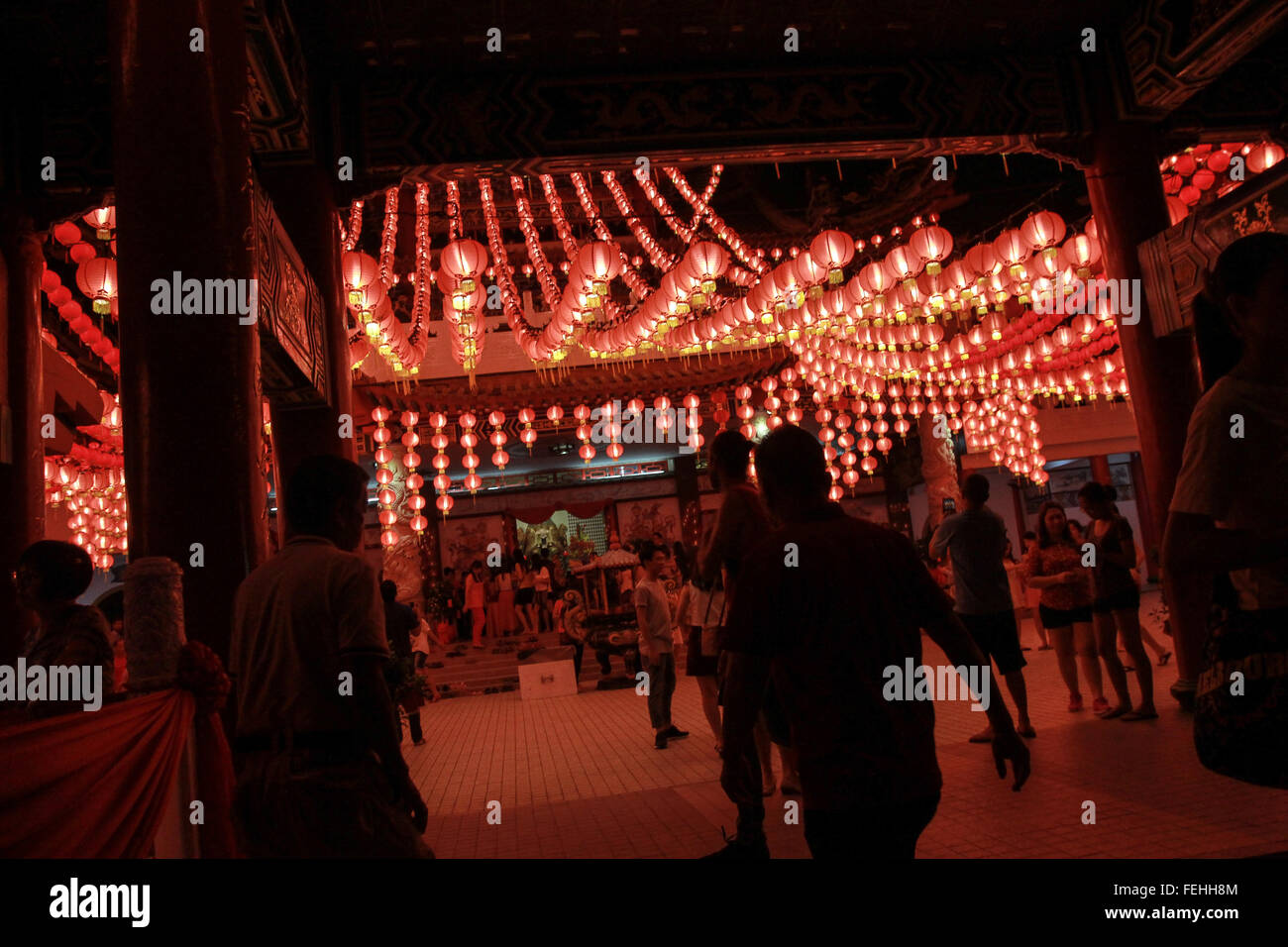 Kuala Lumpur, Malesia. Il 7 febbraio, 2016. Le persone in situazione di sillhoutte con piena di lanterne rosse in Thean Hou tempio in Kuala Lumpur durante il Capodanno cinese. Credito: Shafwan Zaidon/Alamy Live News Foto Stock