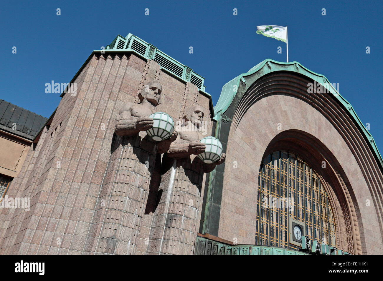 Due statue accanto all'ingresso principale a Helsinki la stazione ferroviaria centrale, Helsinki, Finlandia. Foto Stock