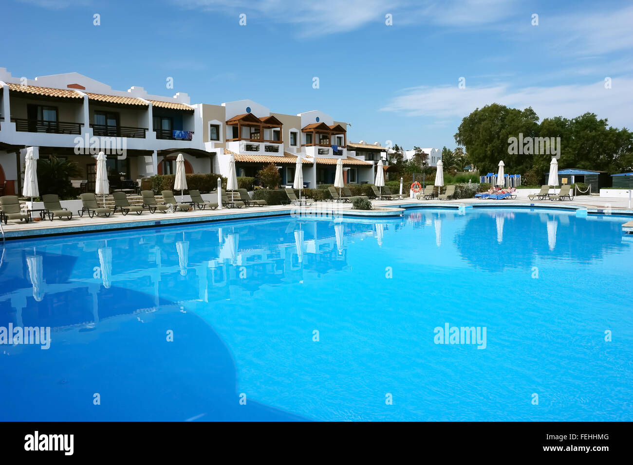 Big Blu piscina e terreno di alta classe greco Hotel Aldemar Royal Mare, Creta, Grecia. Foto Stock