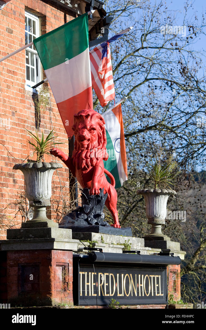Red Lion Hotel e Pub, l'effigie del Red Lion sopra l'ingresso principale portico Foto Stock