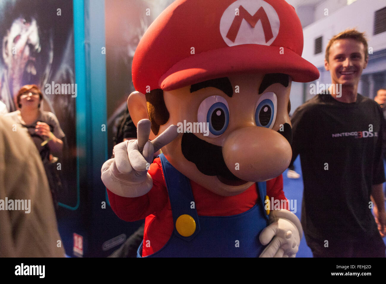 Uomo in Mario Super Mario costume di Eurogamer a Earl's Court, Londra  Foto stock - Alamy