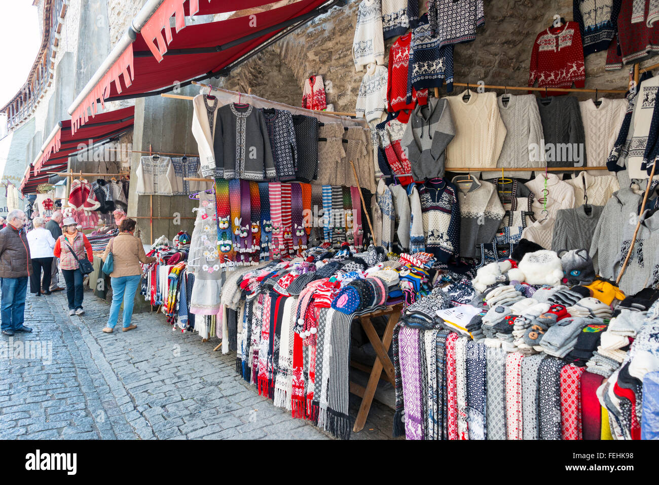 Abbigliamento di souvenir si spegne da vecchie mura della città, la Città Vecchia di Tallinn, Harju County, della Repubblica di Estonia Foto Stock