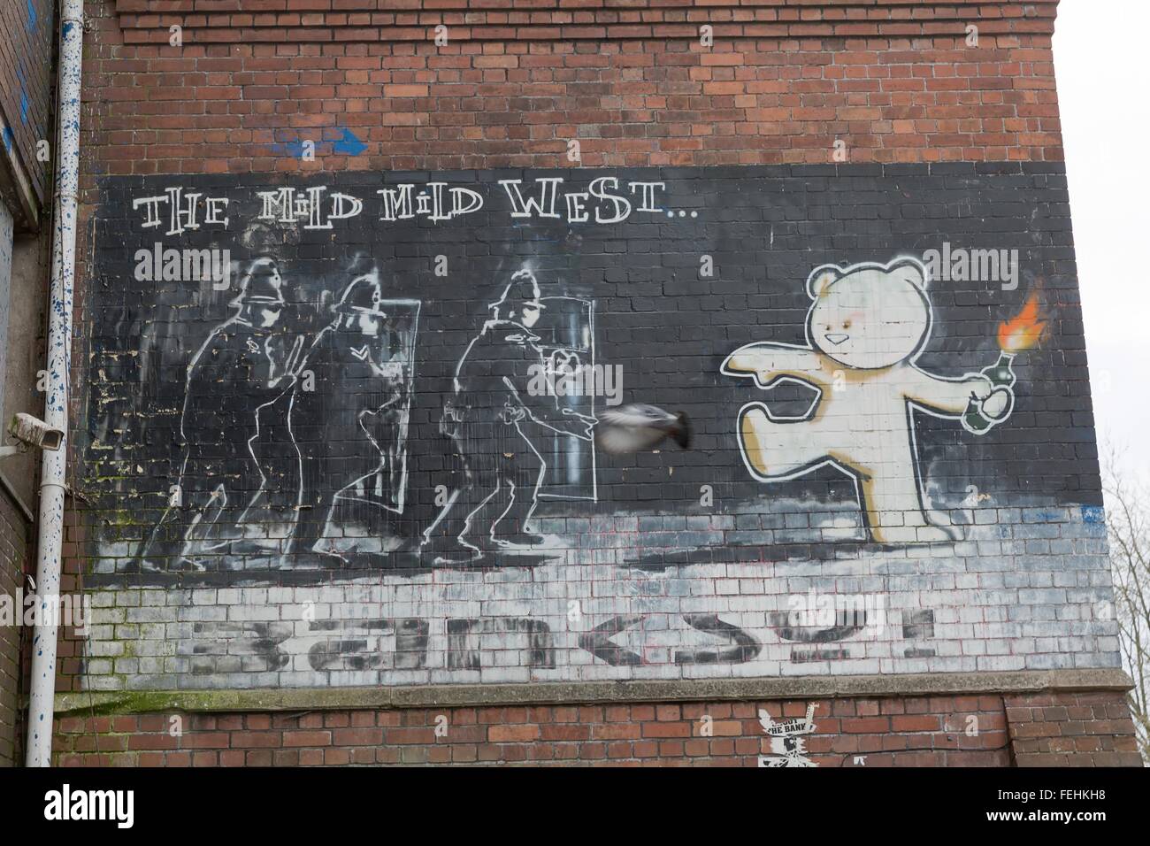 Aprile 2014 - Bristol, Regno Unito: Un graffiti di Banksy chiamato il mite mite, ad ovest di un orso con il fuoco nella sua mano mirando a Foto Stock