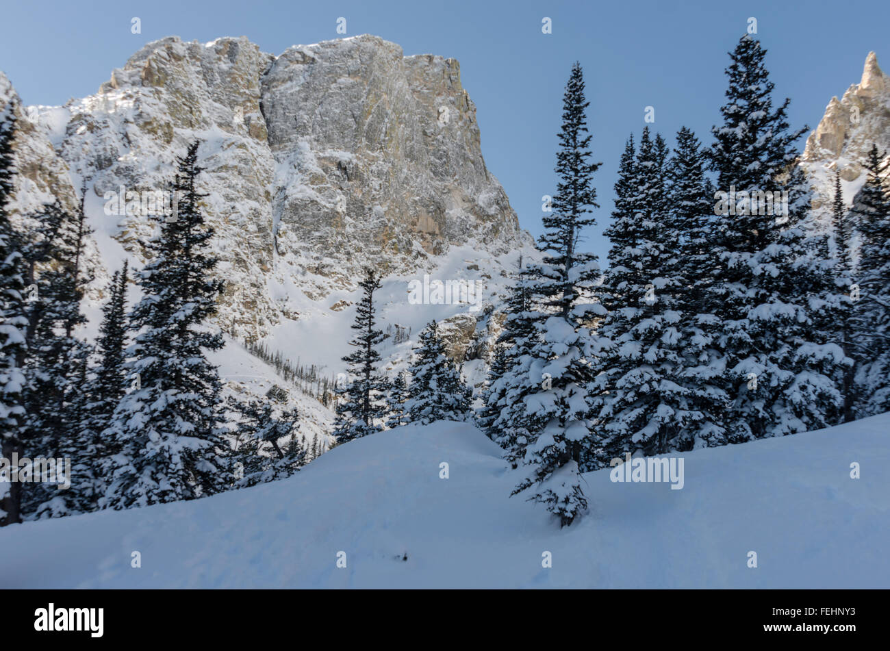 Avvicinando il Lago Emerald in inverno su una calzatura calzatura spedizione Foto Stock