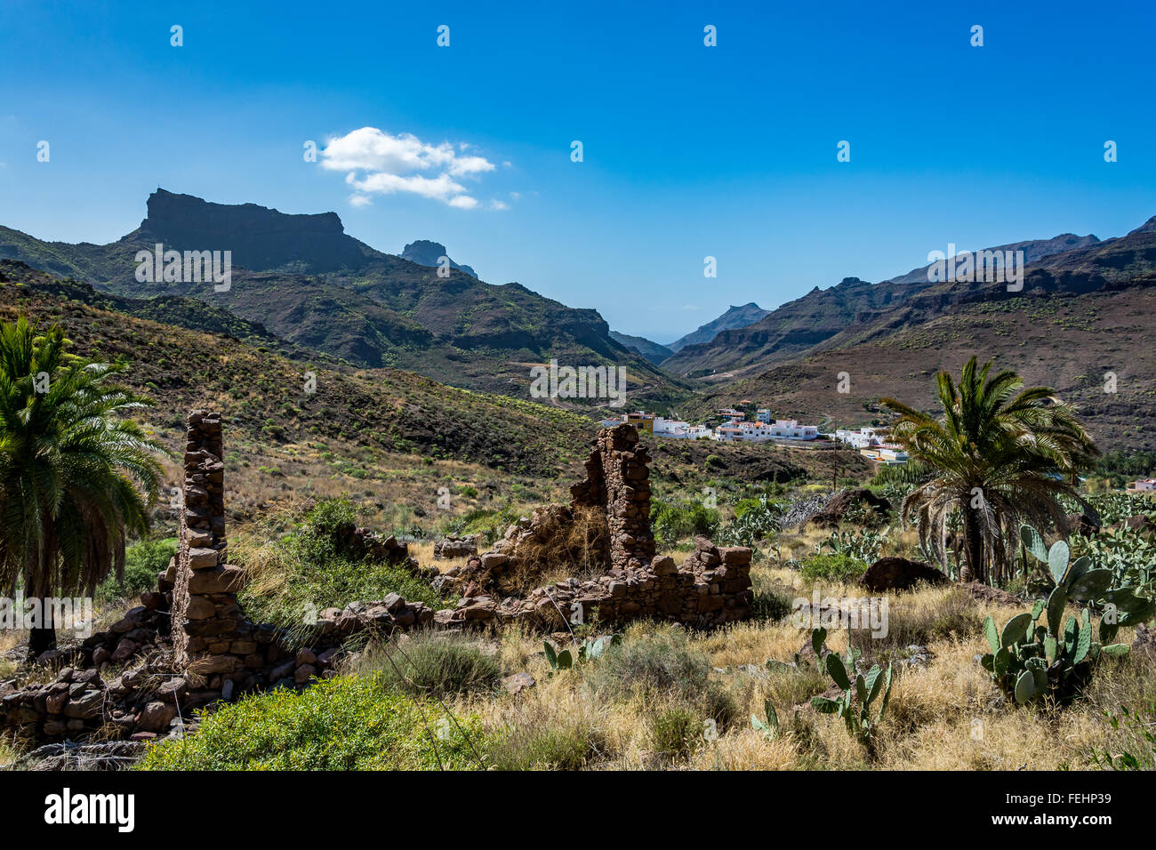 Tipico paesaggio di montagna di Gran Canaria (Gran Canaria) con casa in rovina nella parte anteriore, Spagna Foto Stock