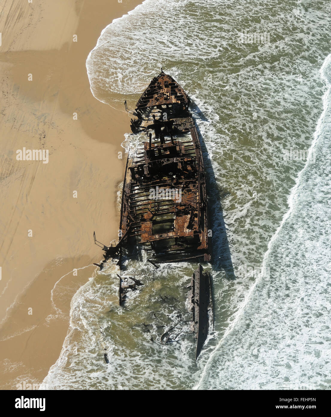 Vista Aeriel del relitto della SS Maheno sdraiato sulla spiaggia Foto Stock