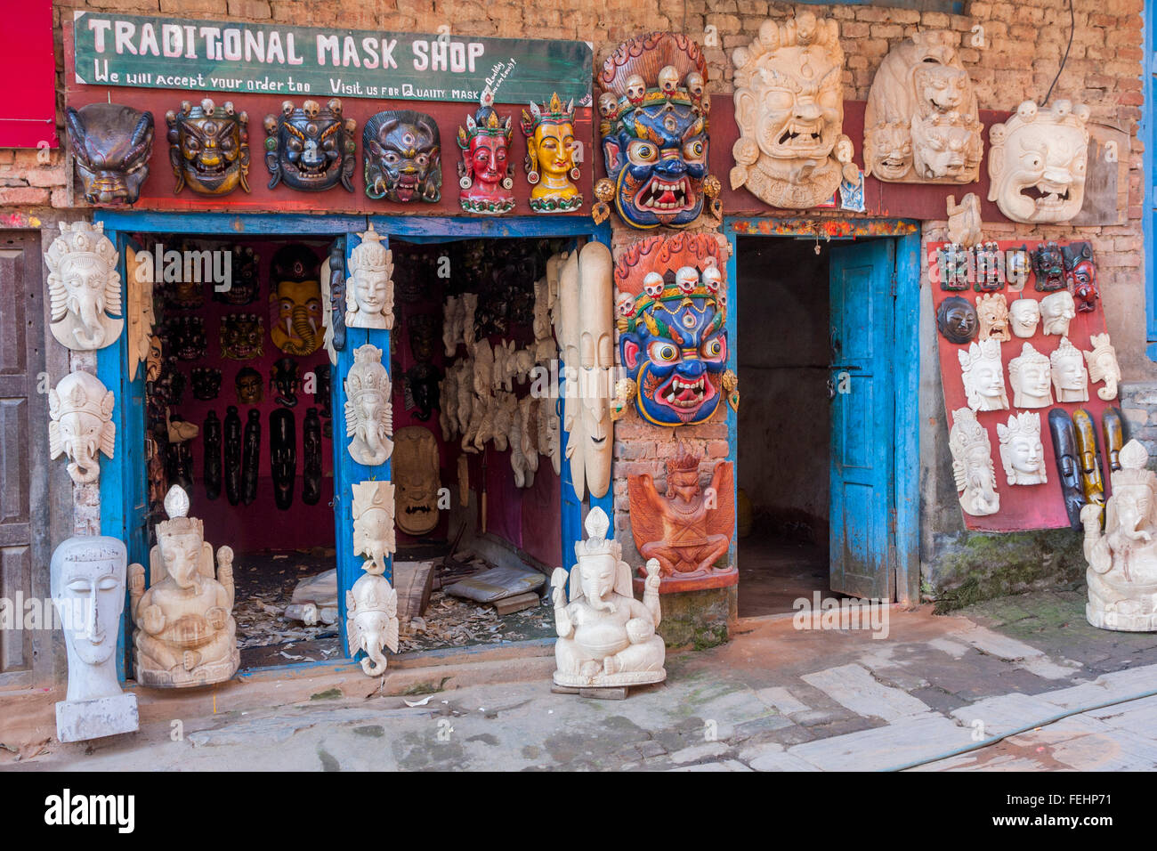 Il Nepal, Changu Narayan. Maschera tradizionale Shop, che rappresentano divinità Indù. Foto Stock