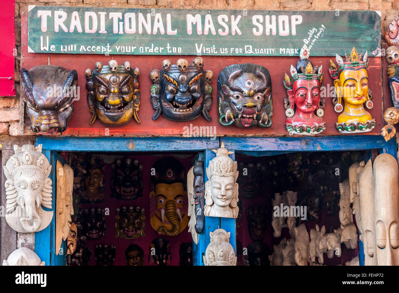 Il Nepal, Changu Narayan. Maschera tradizionale Shop, che rappresentano divinità Indù. Foto Stock
