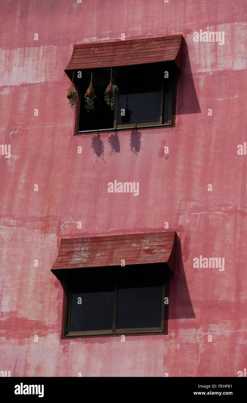 Male il rullo esterno dipinto di un palazzo di appartamenti blocco in Pattaya Thailandia Foto Stock