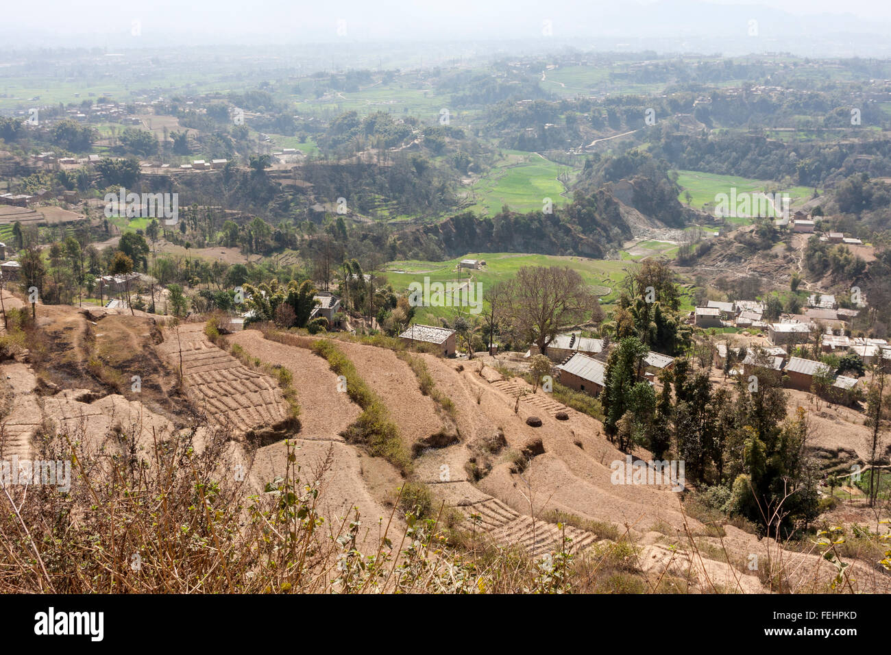 Bhaktapur, Nepal. Hillside villaggi vicino a Bhaktapur. Opacità atmosferica causata dal mattone-fabbriche nelle vicinanze. Foto Stock