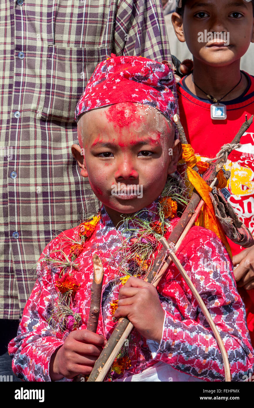 Il Nepal, Changu Narayan. Un nove-anno-vecchio ragazzo indù partecipando alla sua cerimonia Bratabandha segnando il suo ingresso nella virilità. Foto Stock