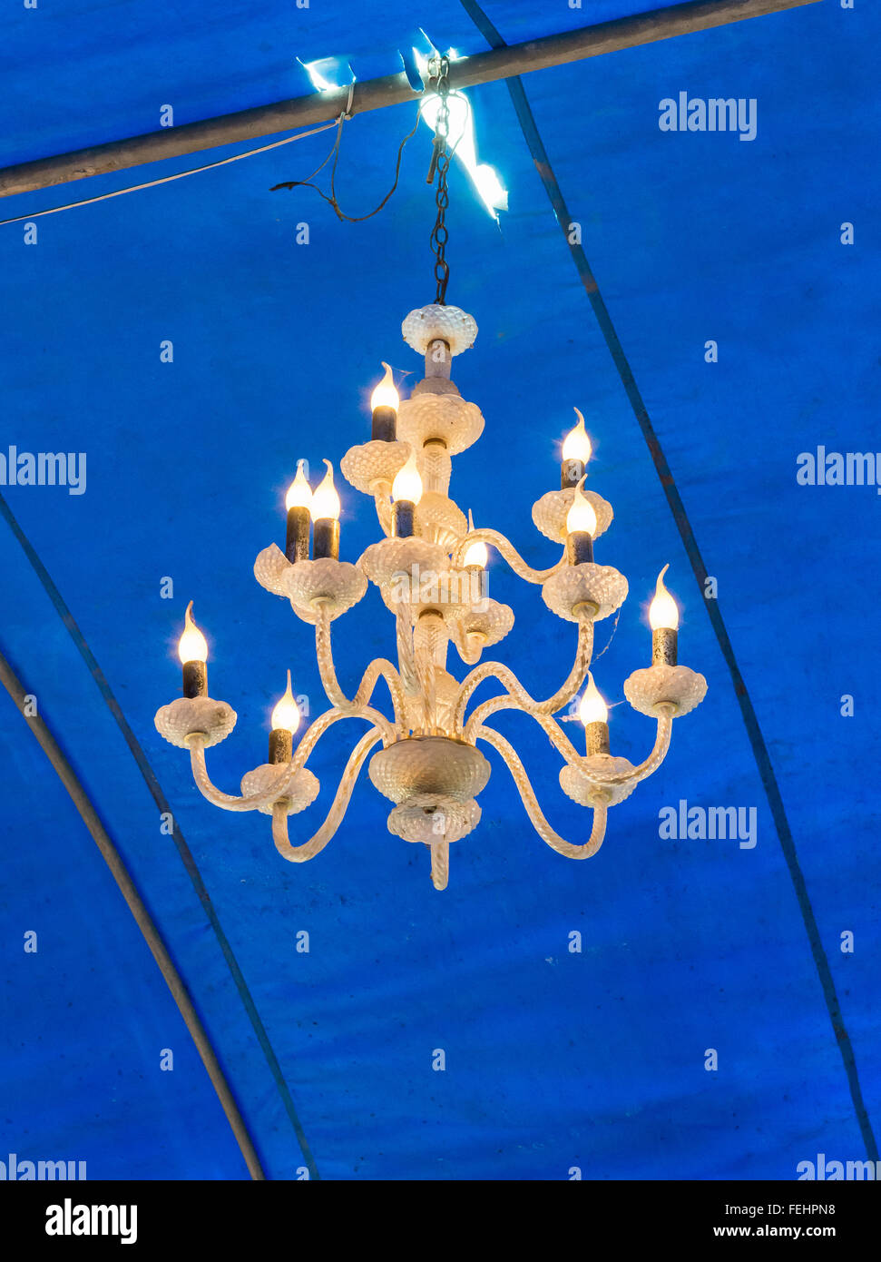 Vecchio lampadario è appeso al soffitto della grande tenda Foto stock -  Alamy