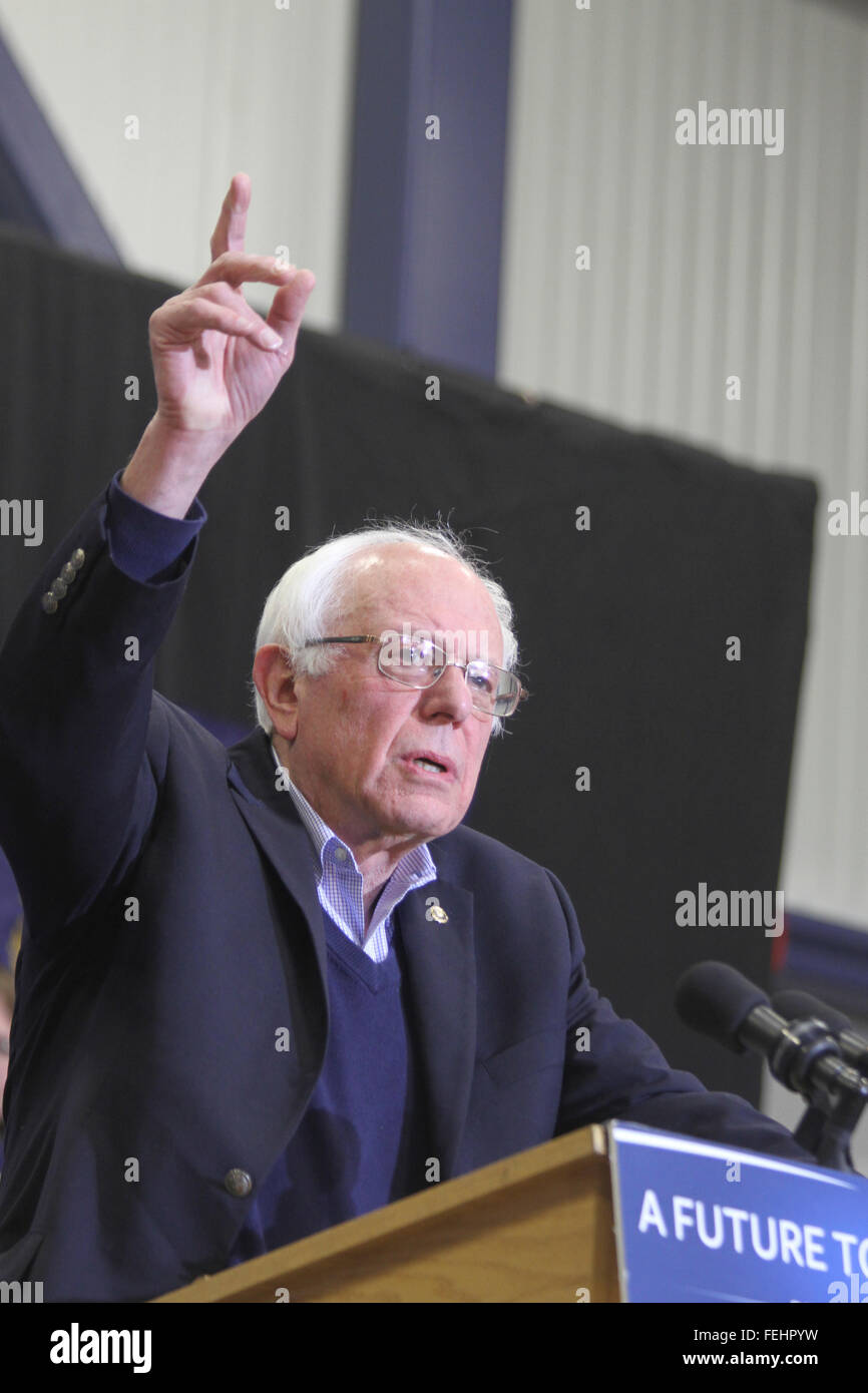 Portsmouth, New Hampshire, Stati Uniti d'America. Il 7 febbraio, 2016. Bernie Sanders, candidato presidente nella democratica primaria, parla al Bernie Sanders uscire la votazione rally due giorni prima del New Hampshire del voto primario. Credito: Susan Pease/Alamy Live News Foto Stock